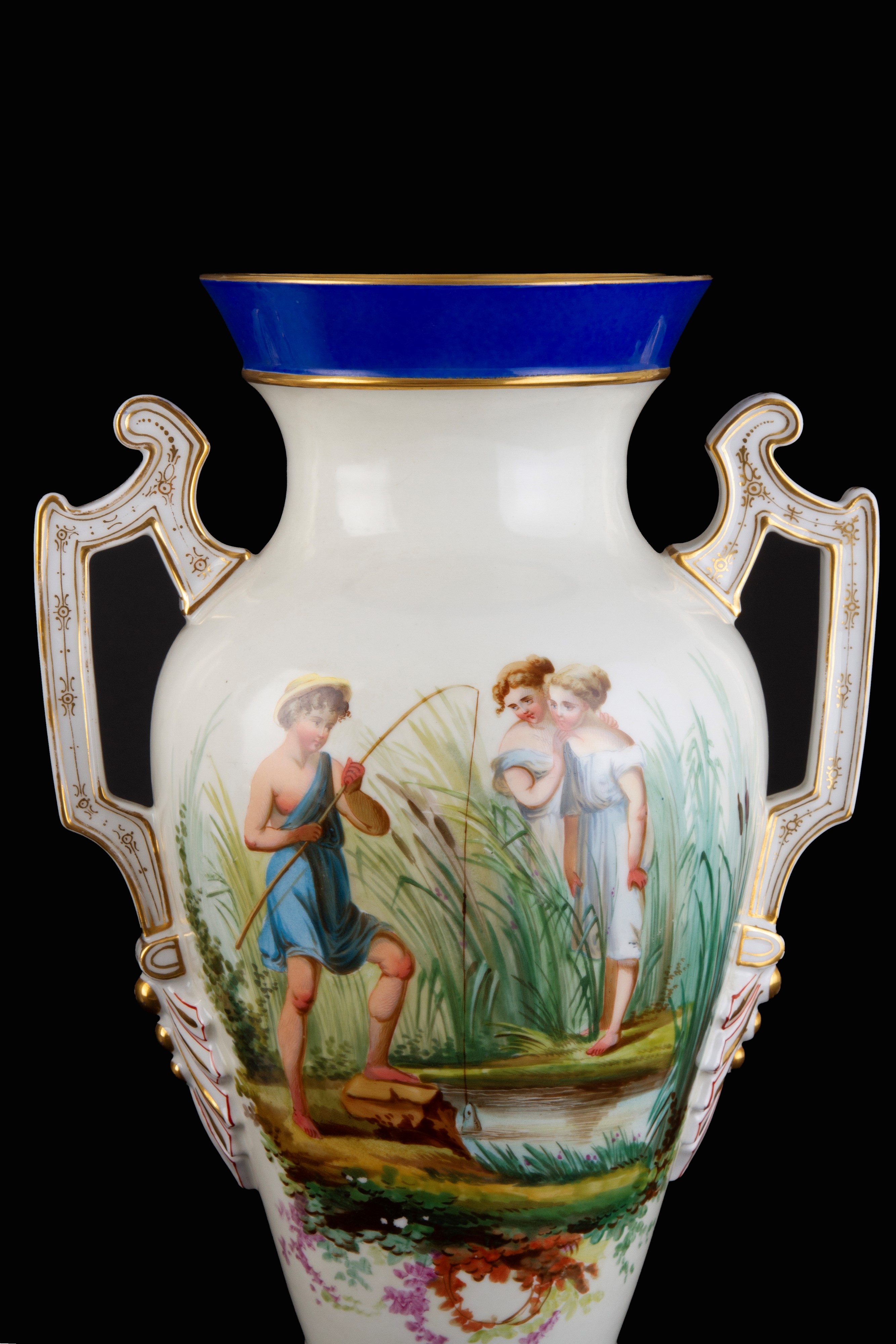 Coppia di vasi in porcellana decorata, Parigi, XIX secolo