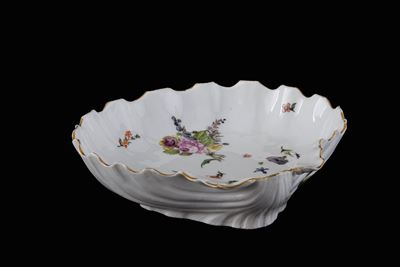 Meissen, Ciotola a forma di conchiglia in porcellana con decori floreali