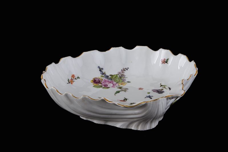 Meissen, Ciotola a forma di conchiglia in porcellana con decori floreali