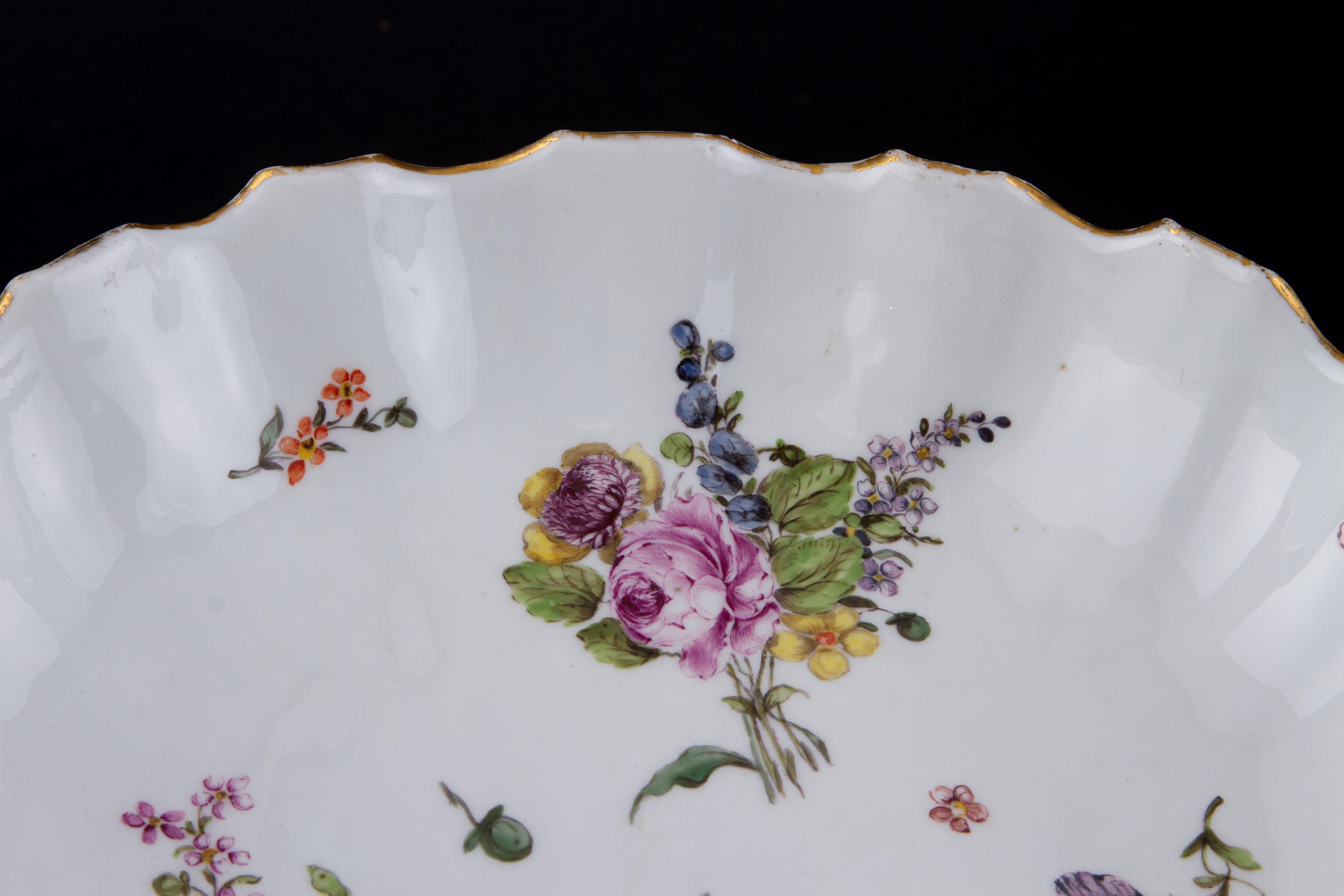 Meissen, Ciotola a forma di conchiglia in porcellana con decori floreali