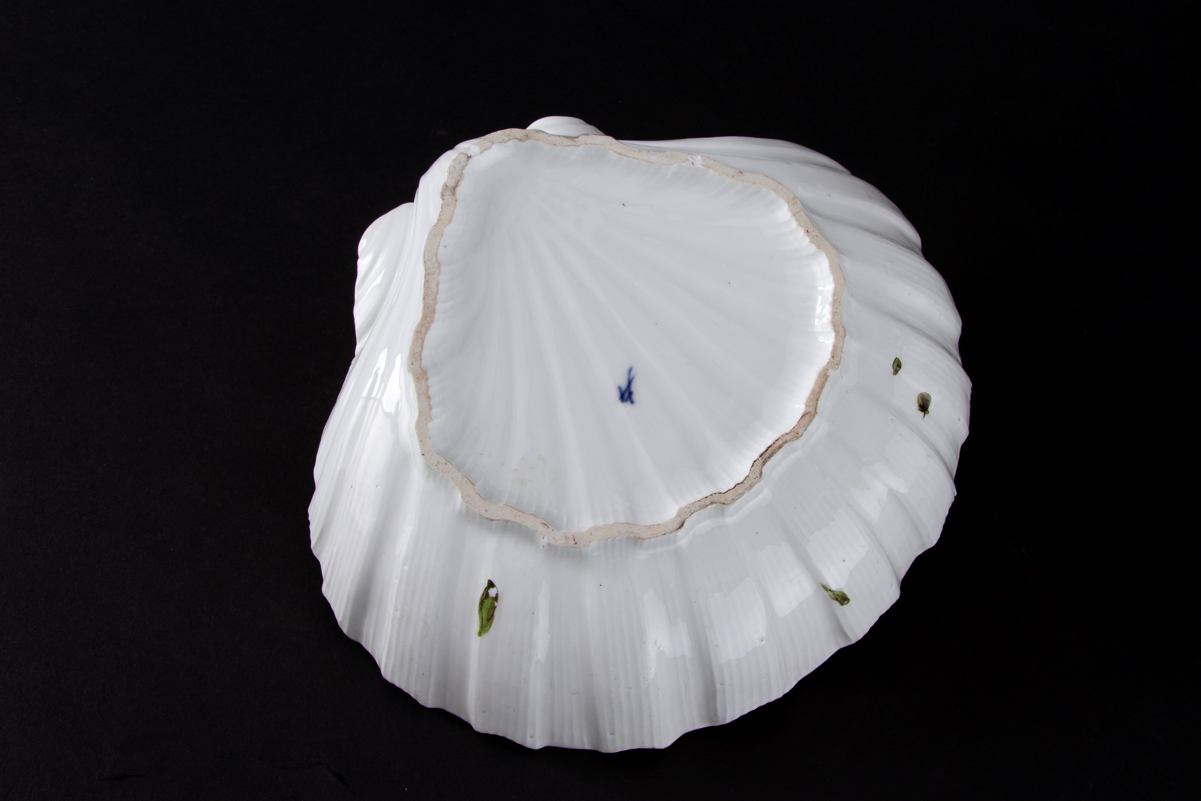 Meissen, Ciotola a forma di conchiglia in porcellana con decori floreali