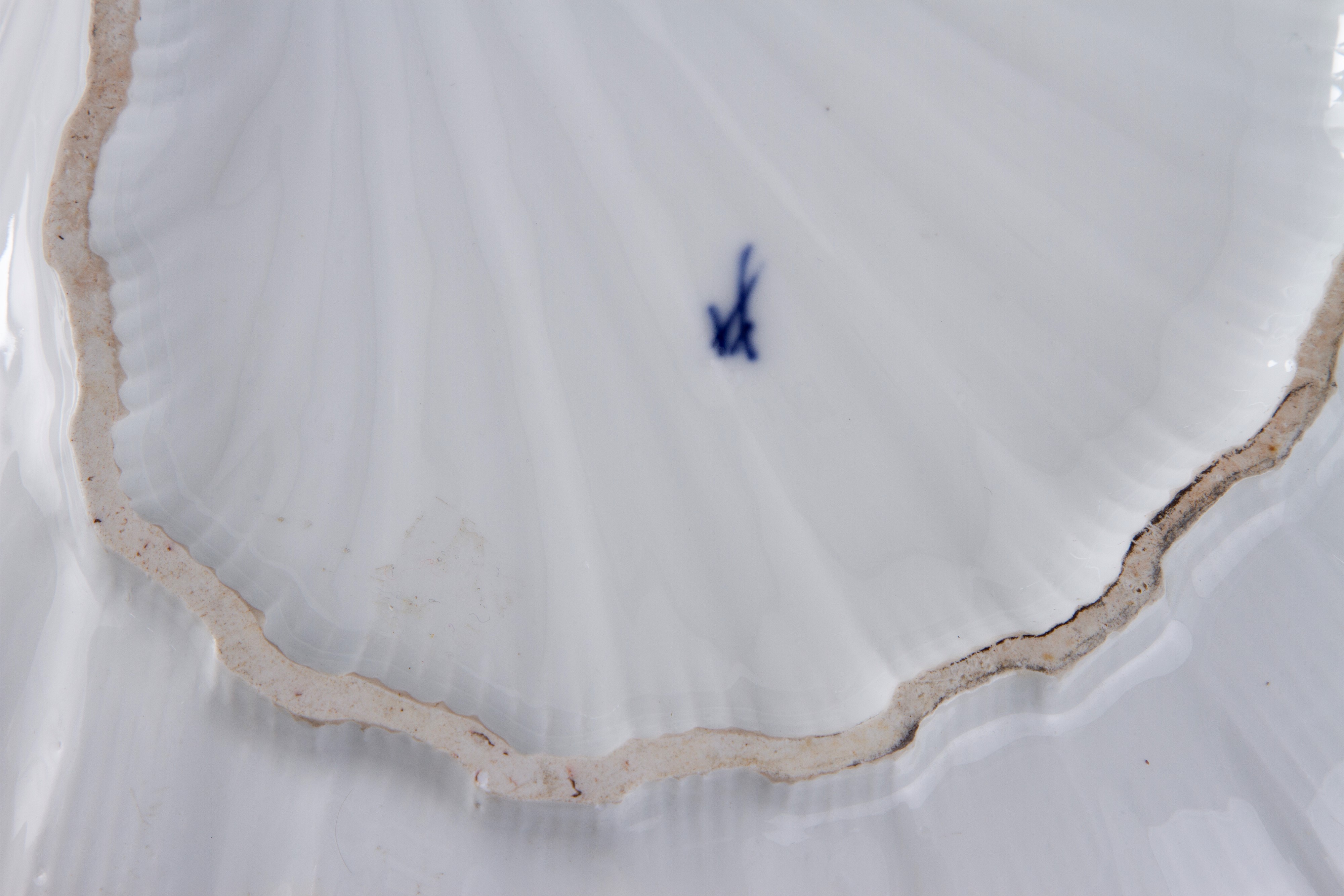 Meissen, Ciotola a forma di conchiglia in porcellana con decori floreali
