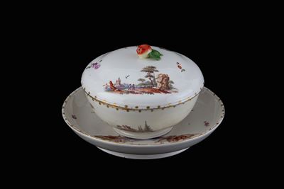 Manifattura di Ludwigsburg, Tazza da puerpera in porcellana con decori architettonici