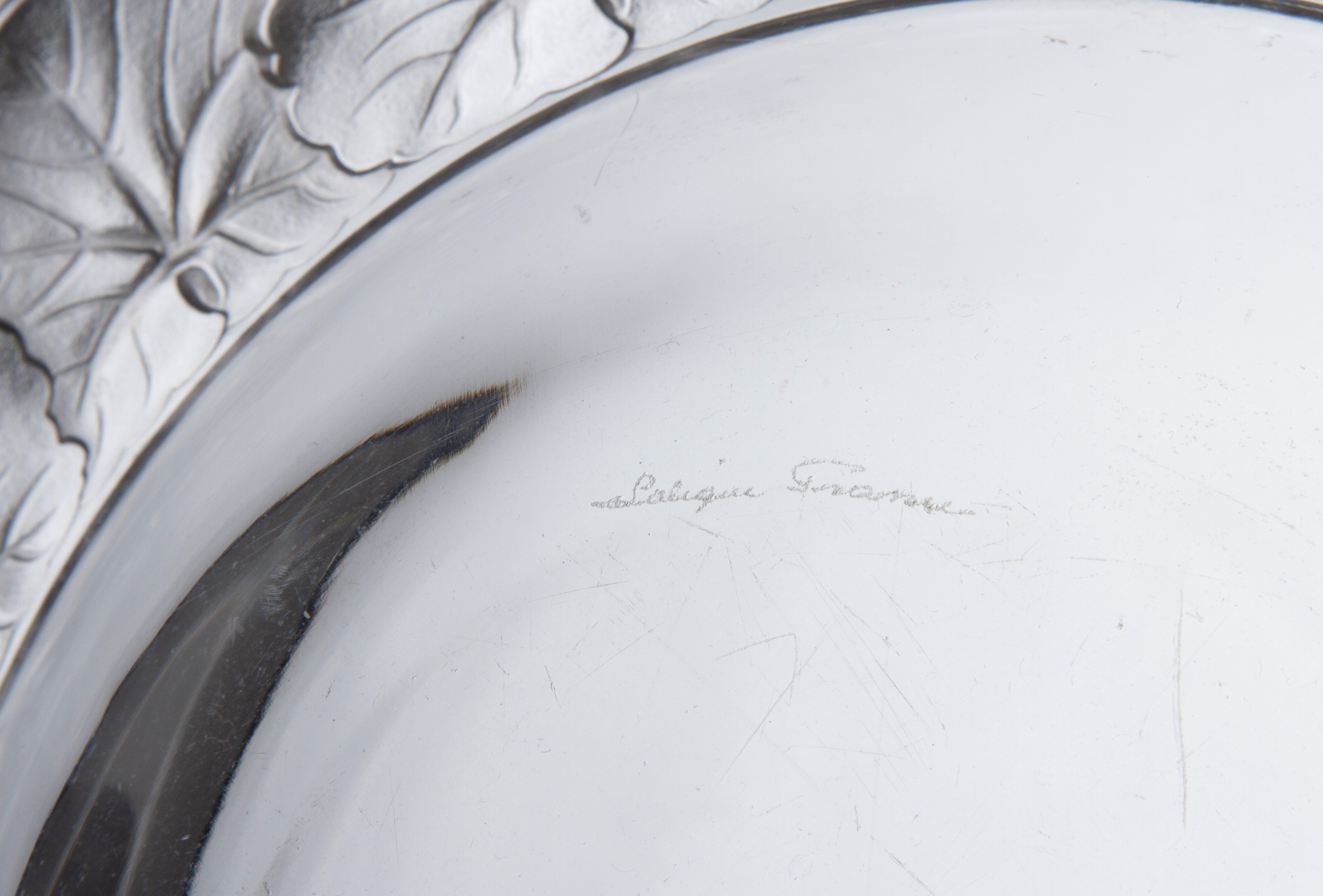 LALIQUE, Piatto in cristallo modello Honfleur
