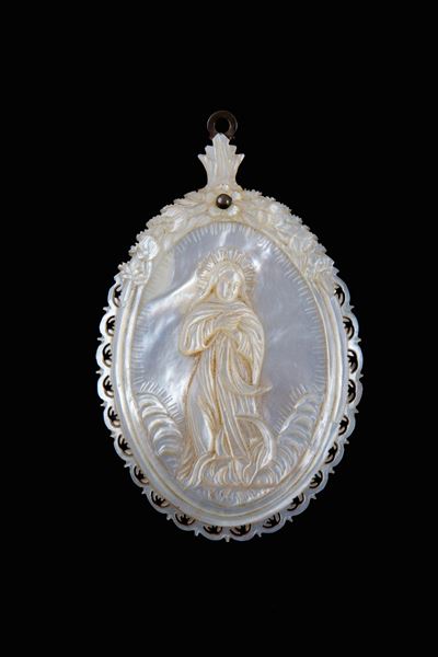 Medaglione ovale in madreperla intagliato raffigurante la Madonna, XIX secolo