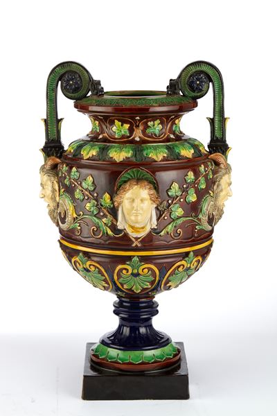 Anfora biansata in maiolica, decorata con mascheroni e foglie, XIX secolo