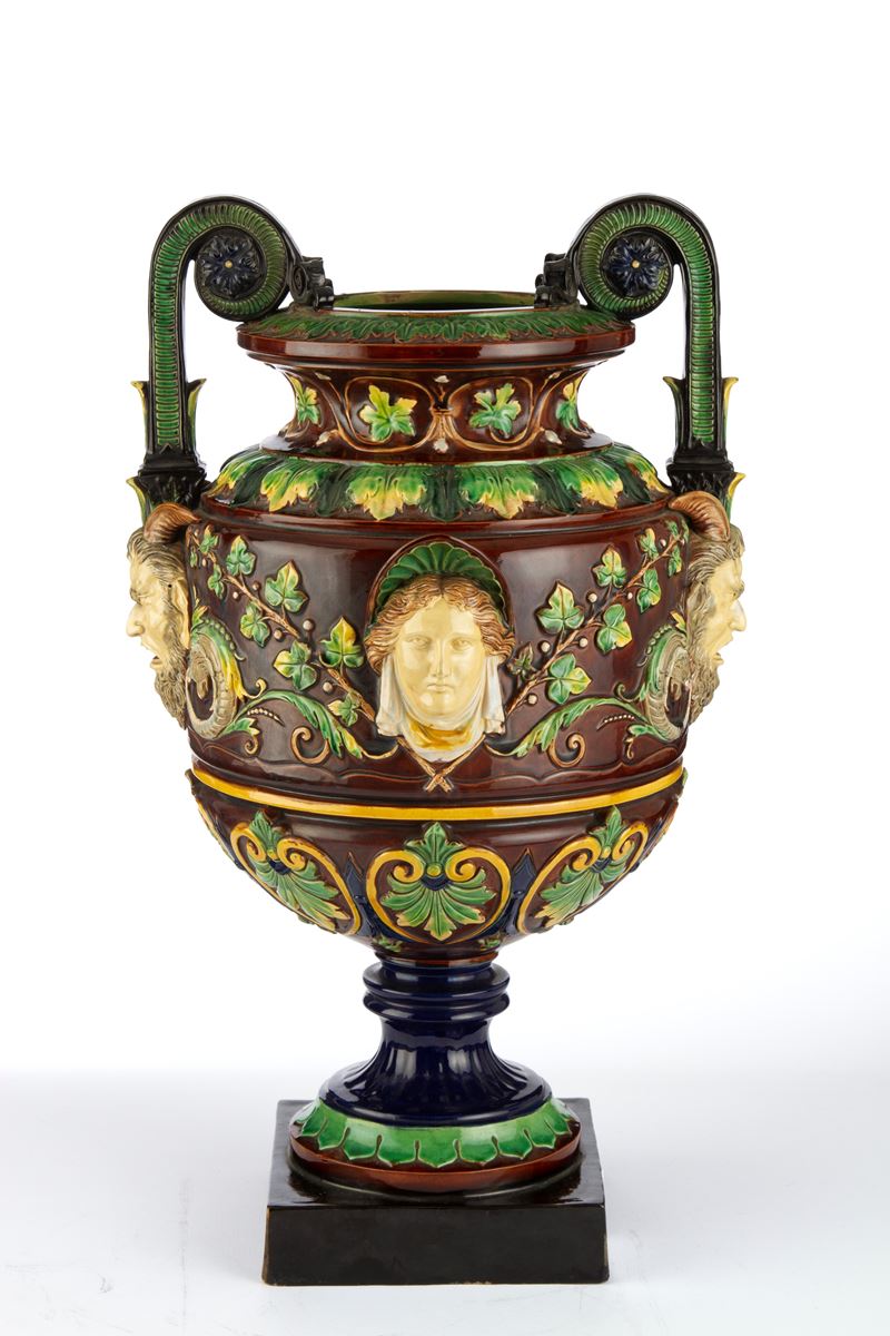 Anfora biansata in maiolica, decorata con mascheroni e foglie, XIX secolo