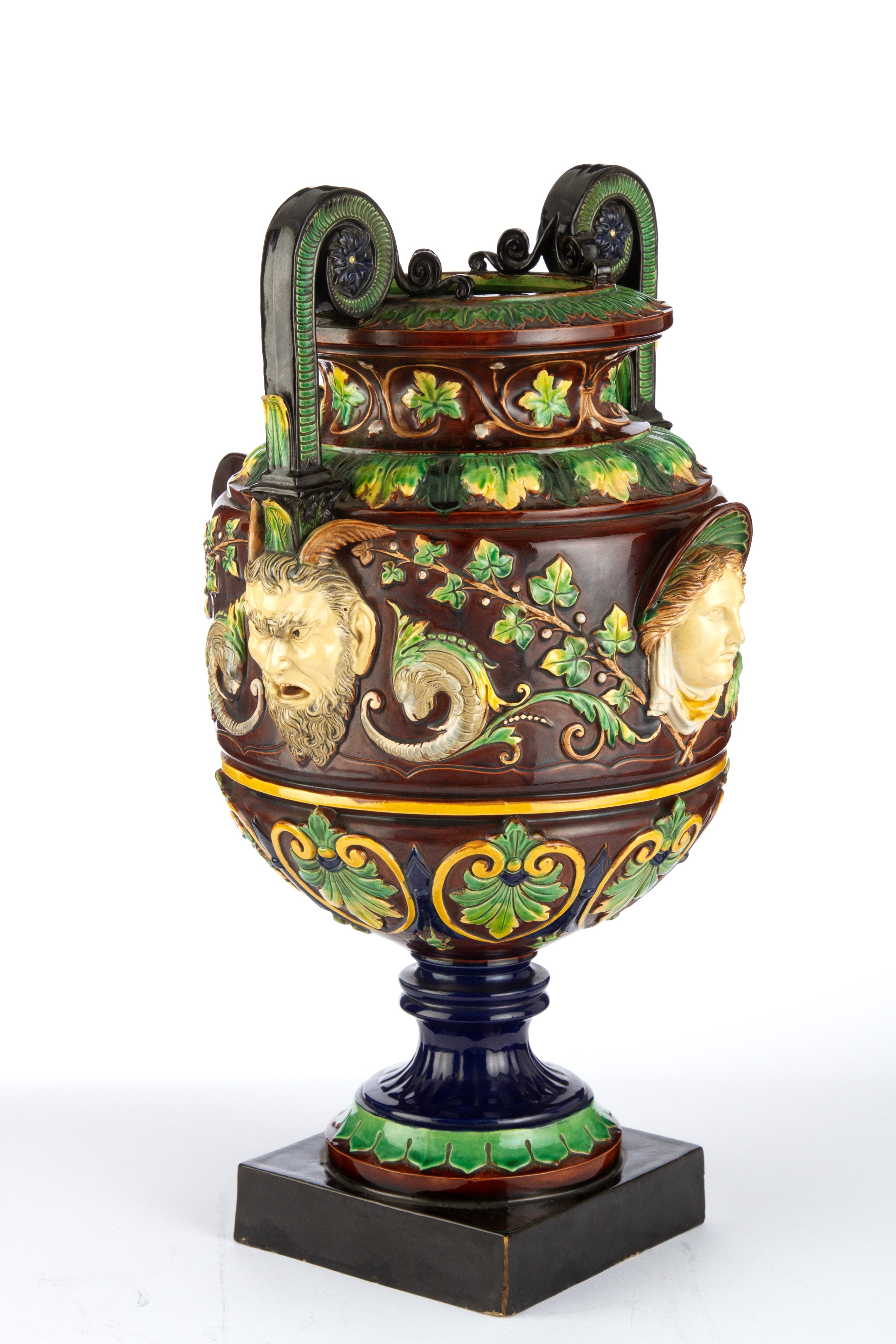 Anfora biansata in maiolica, decorata con mascheroni e foglie, XIX secolo