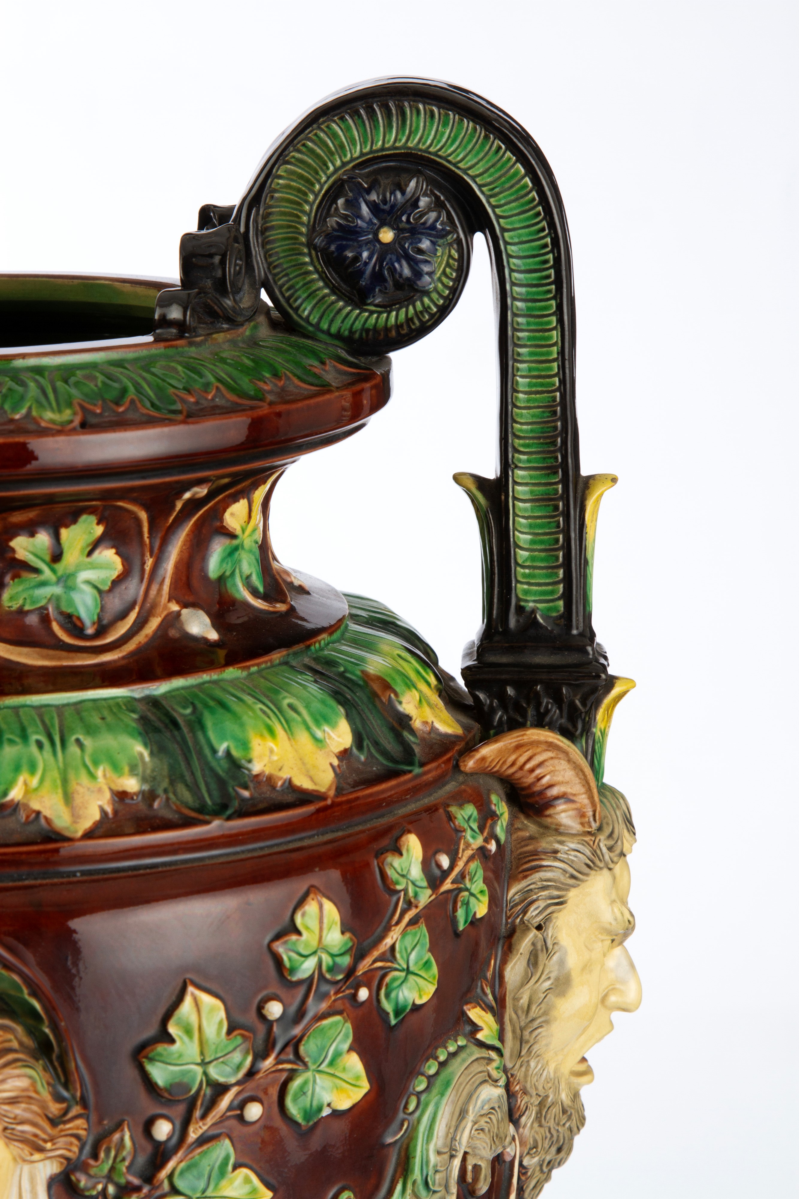 Anfora biansata in maiolica, decorata con mascheroni e foglie, XIX secolo