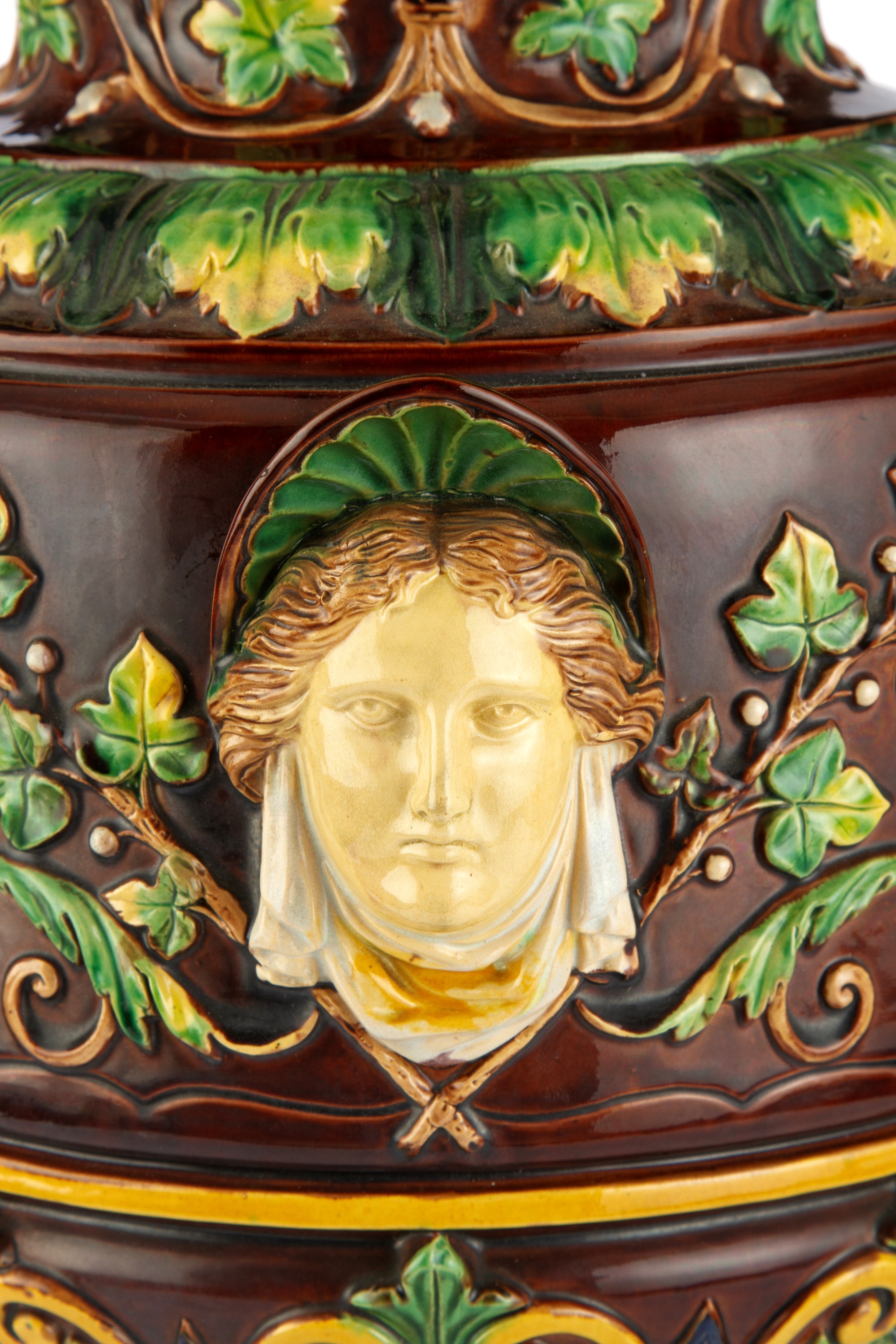 Anfora biansata in maiolica, decorata con mascheroni e foglie, XIX secolo