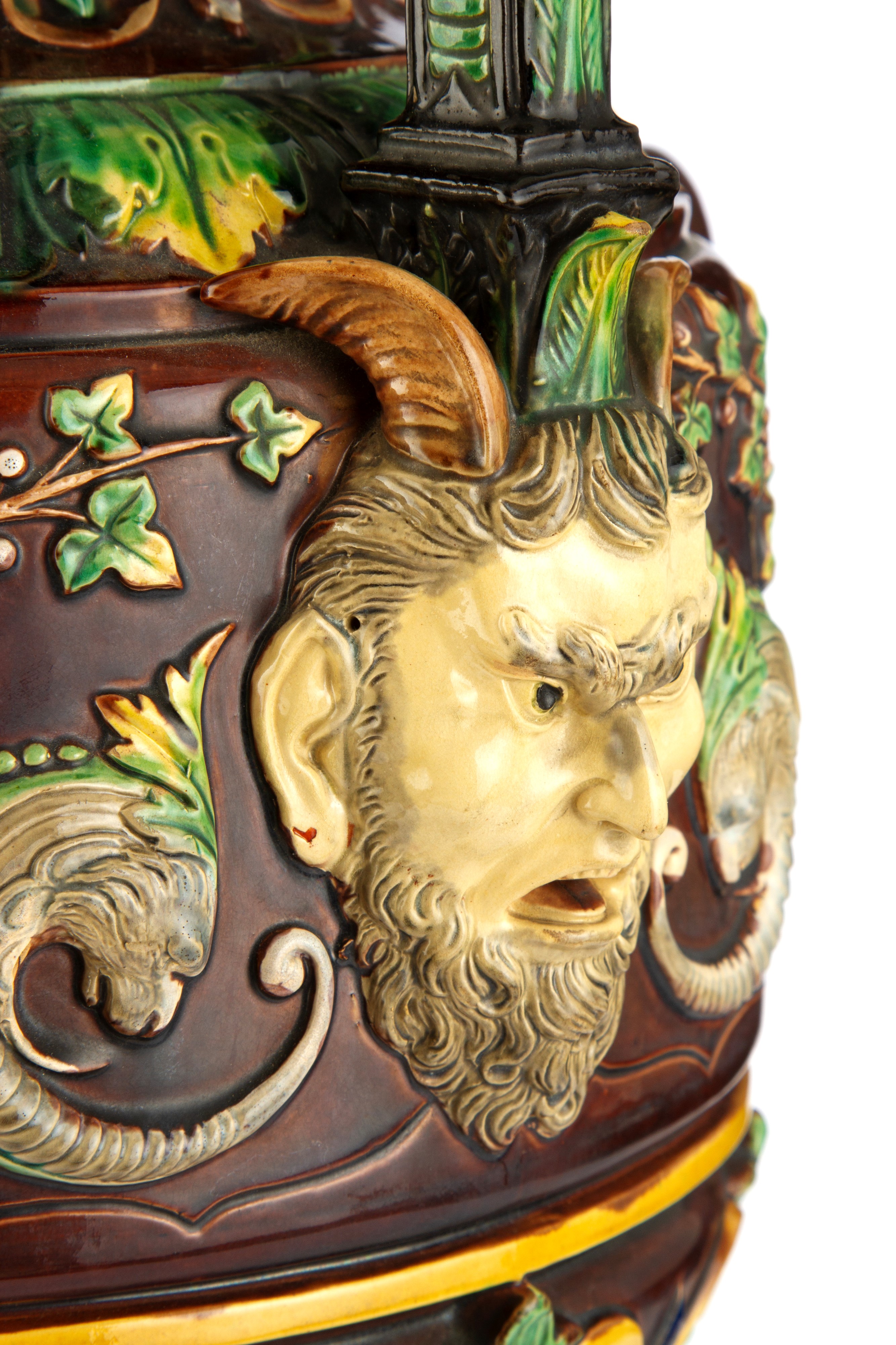 Anfora biansata in maiolica, decorata con mascheroni e foglie, XIX secolo