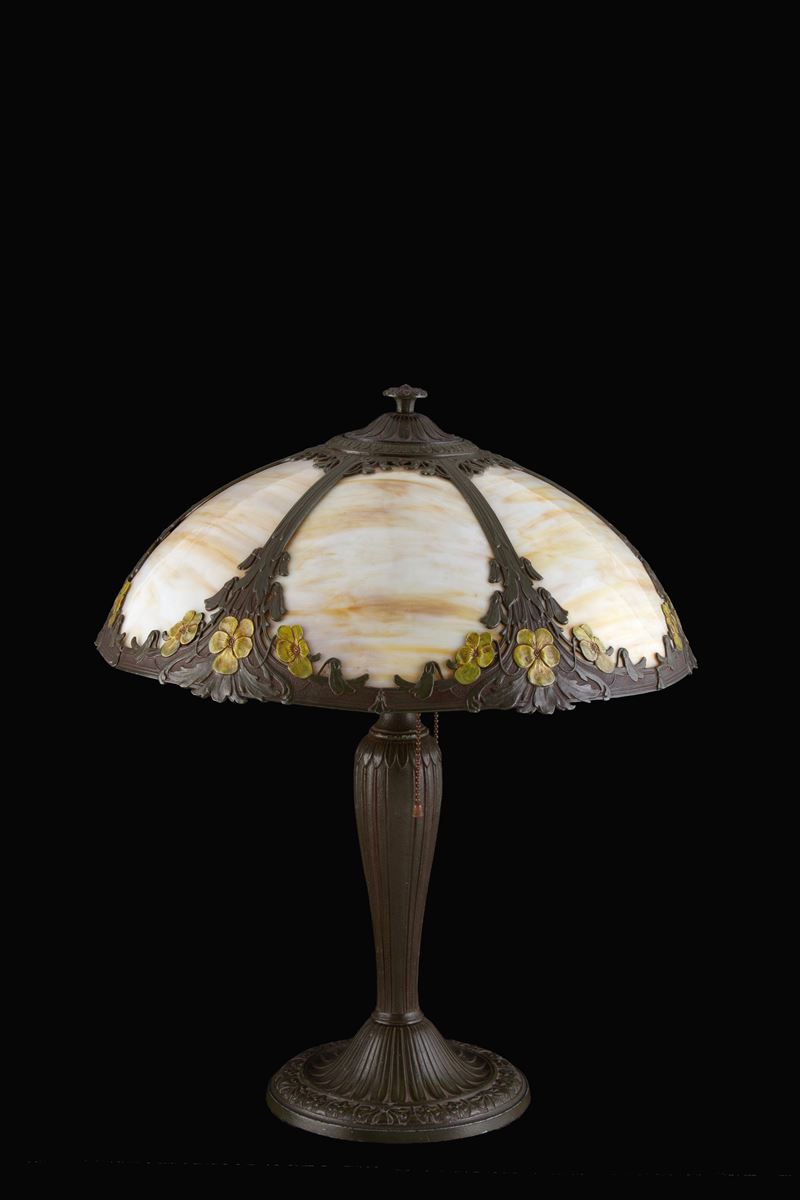 Lampada da tavolo Liberty in vetro calcedonio e metallo patinato