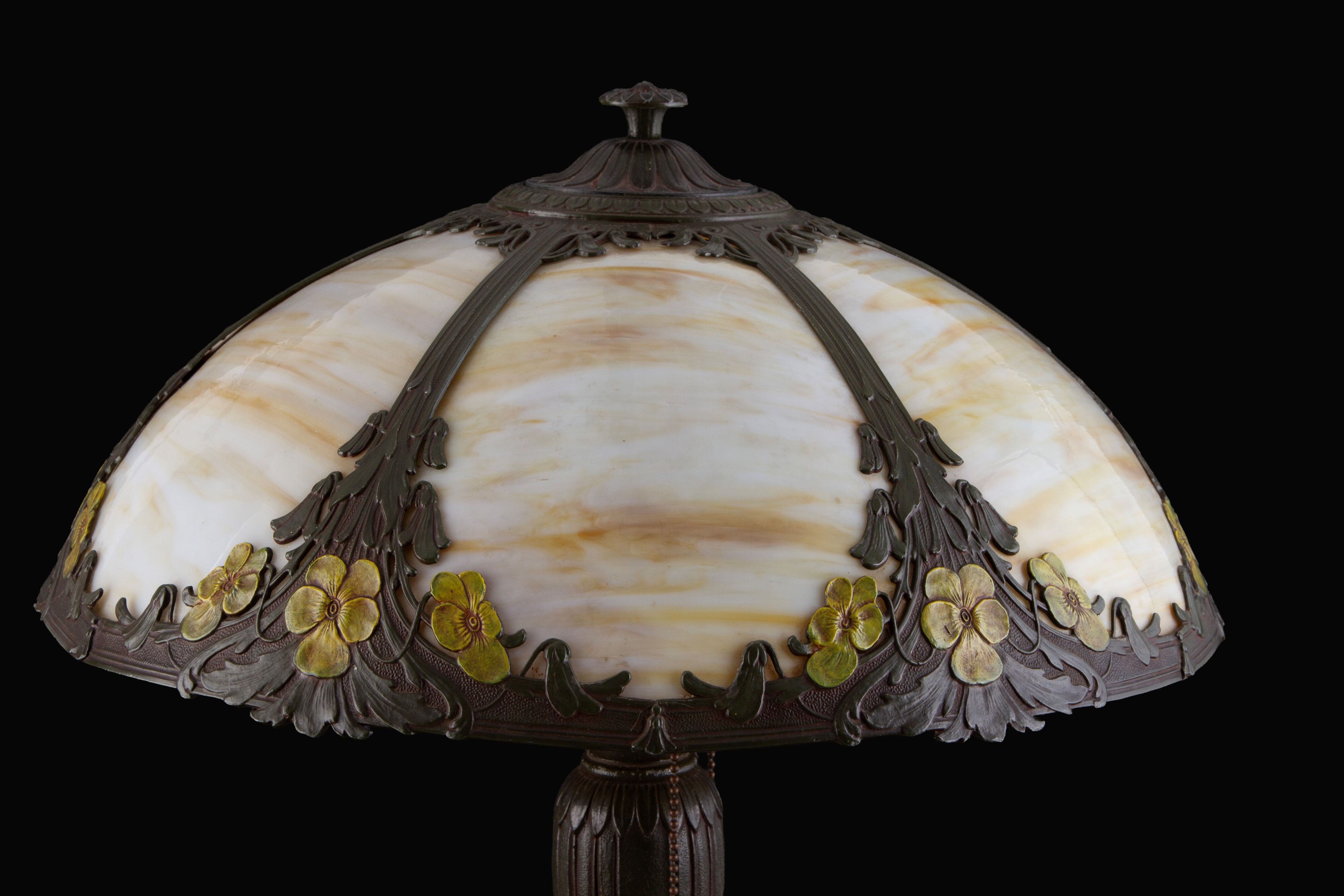 Lampada da tavolo Liberty in vetro calcedonio e metallo patinato