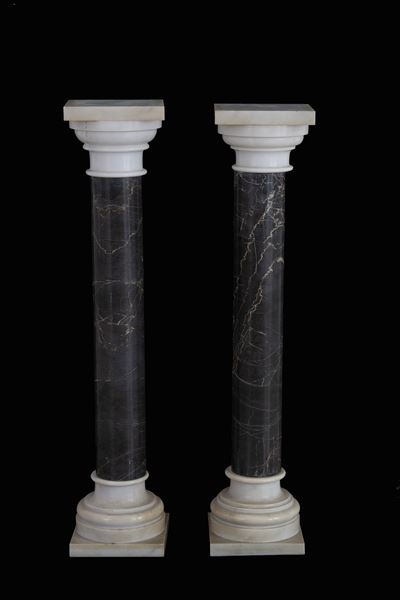Coppia di colonne in marmo nero brecciato, XIX secolo