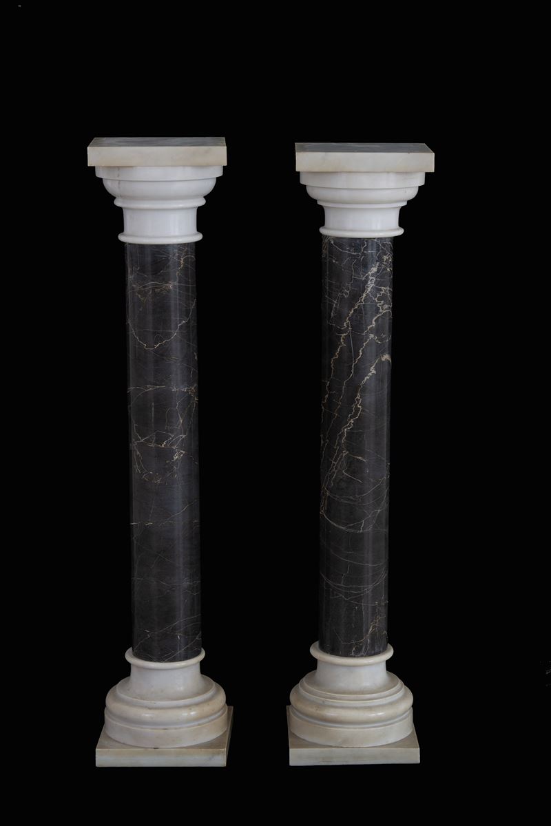 Coppia di colonne in marmo nero brecciato, XIX secolo
