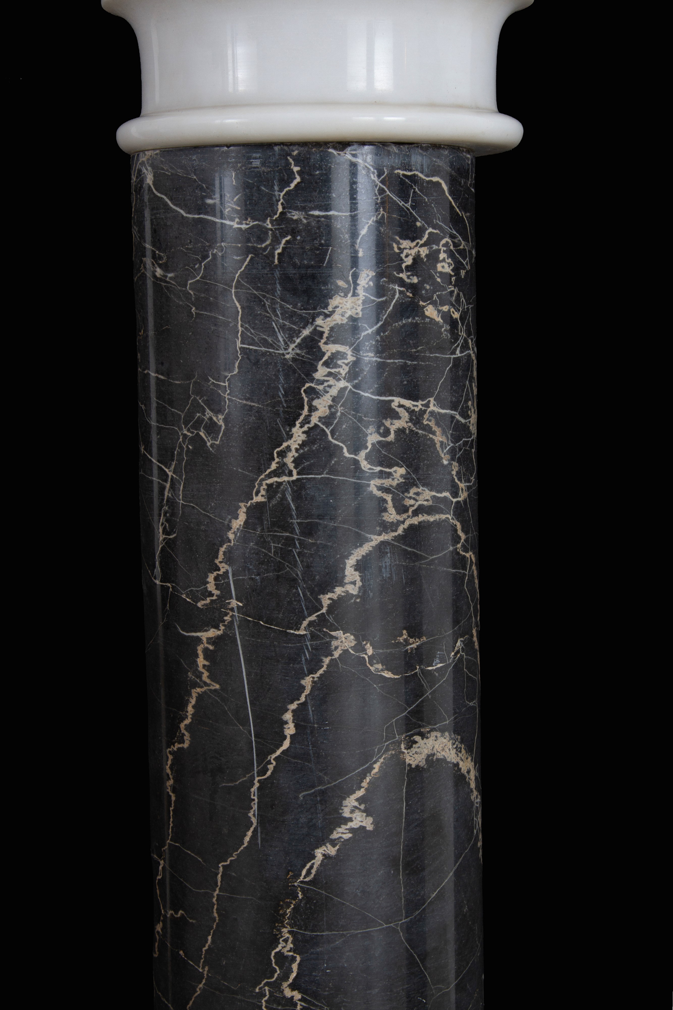 Coppia di colonne in marmo nero brecciato, XIX secolo