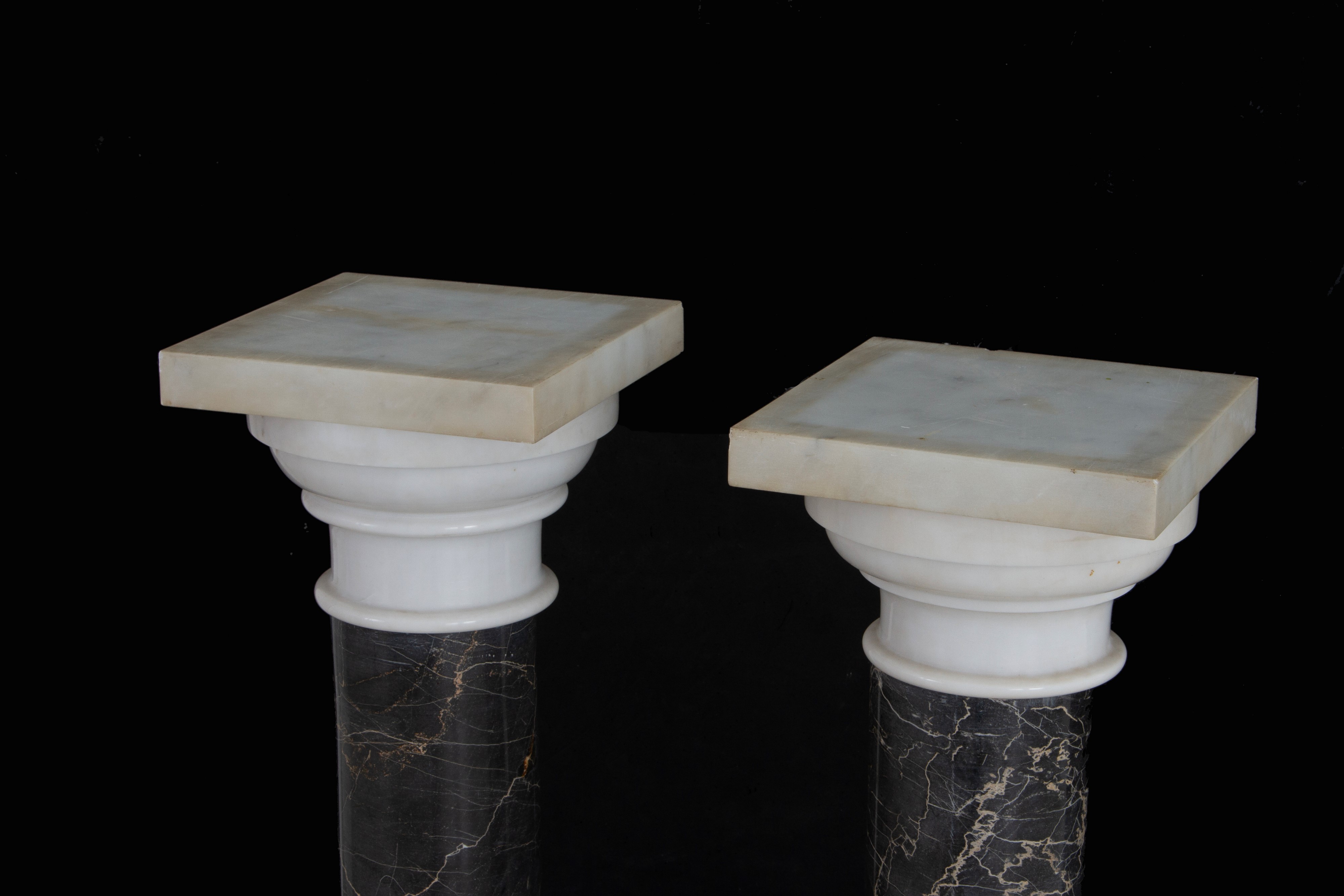 Coppia di colonne in marmo nero brecciato, XIX secolo