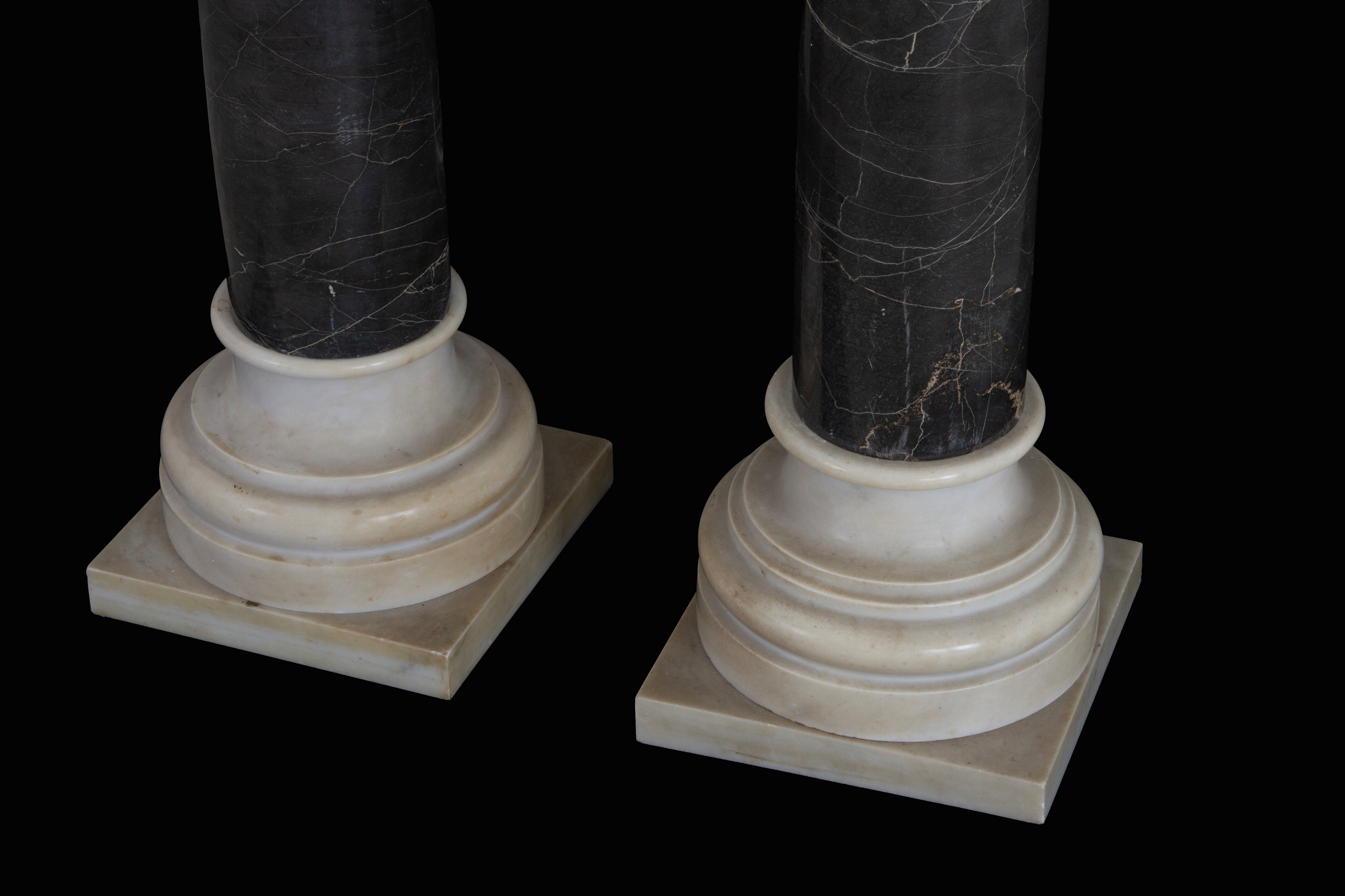 Coppia di colonne in marmo nero brecciato, XIX secolo