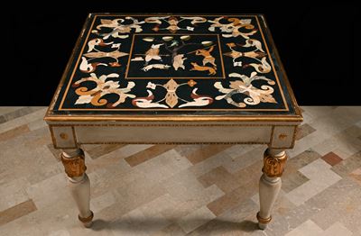 Tavolo laccato con piano in marmo policromo, 80x108x108 cm ca.