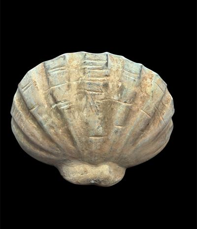 Acquasantiera da muro in bronzo