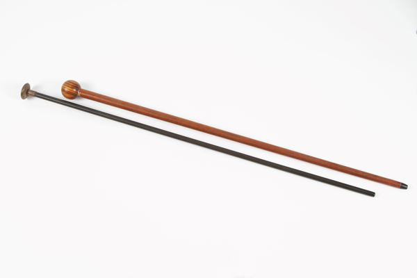 Due bastoni con pomoli in bois de violette e metallo