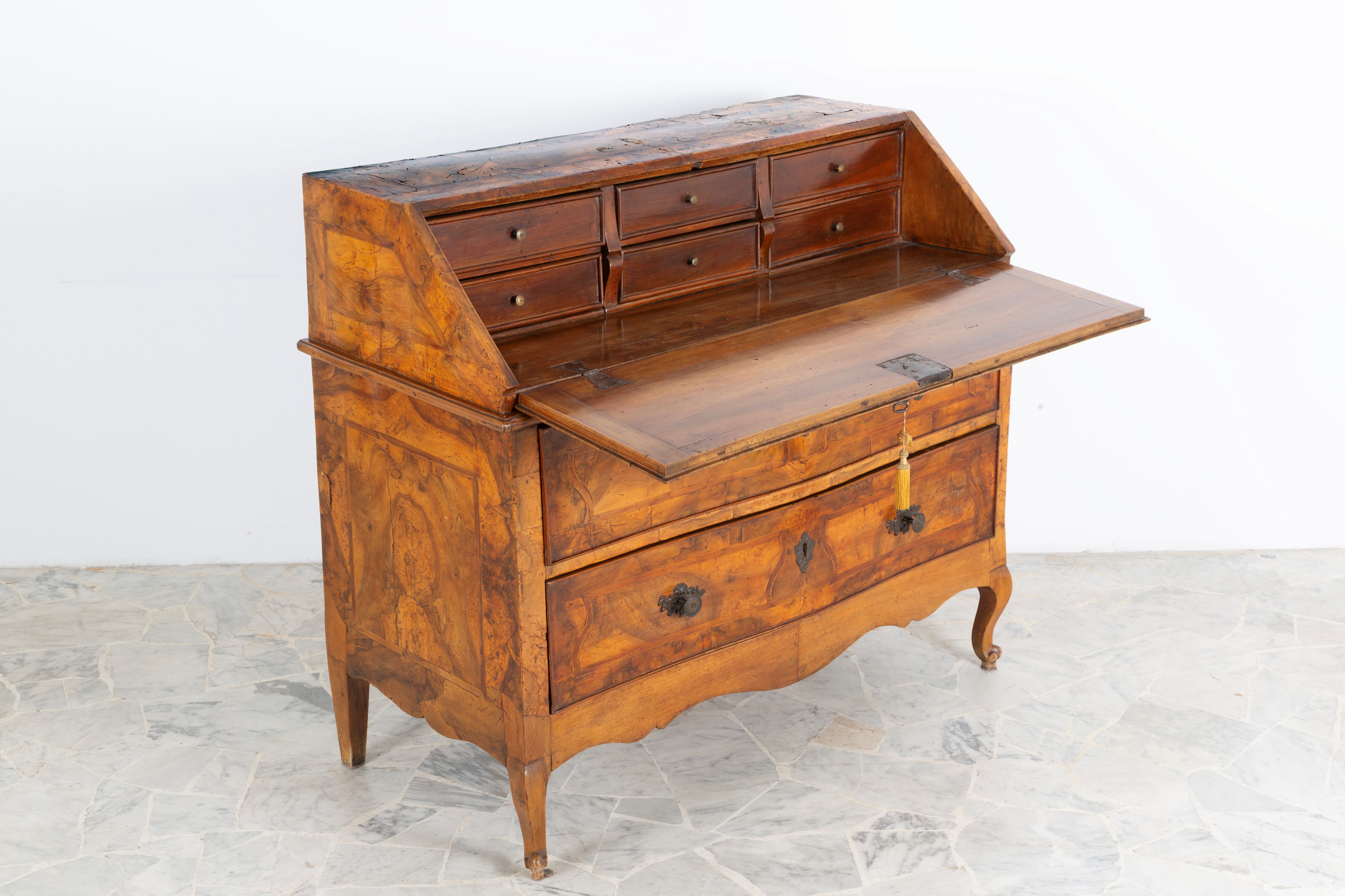 Ribalta mossa, legno di ulivo, Emilia, XVIII secolo