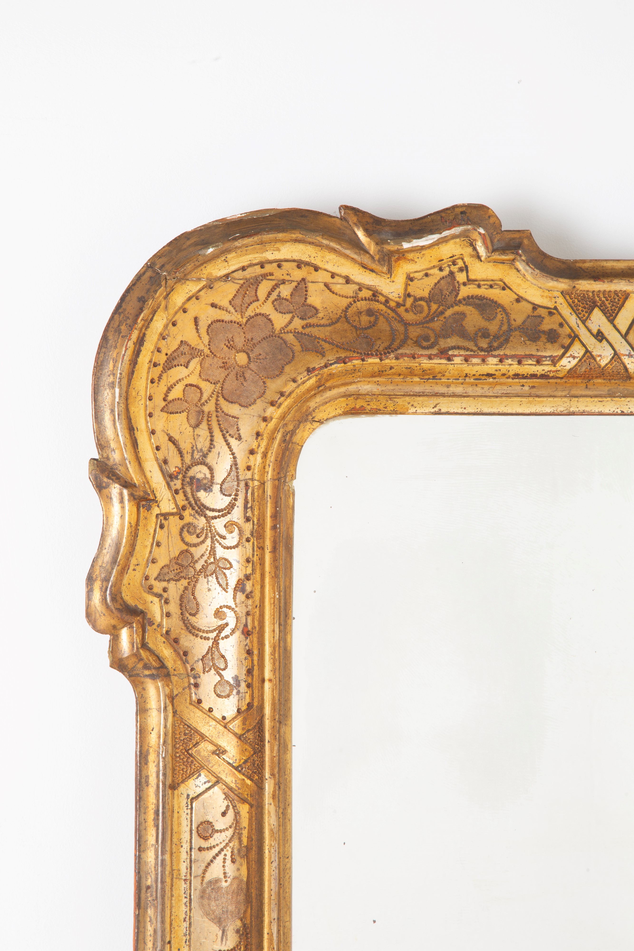 Cornice a vassoio in legno dorato con specchio, XIX secolo