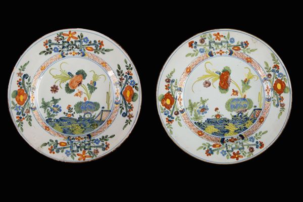 Coppia di piatti con decori floreali