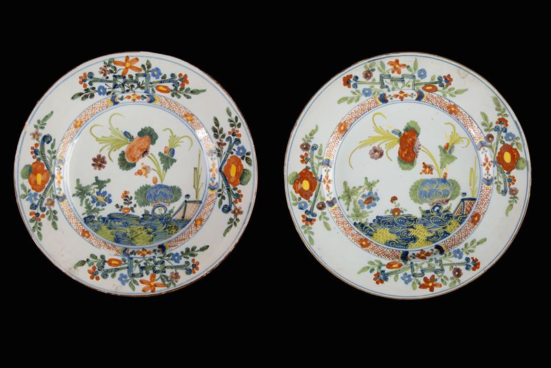 Coppia di piatti con decori floreali