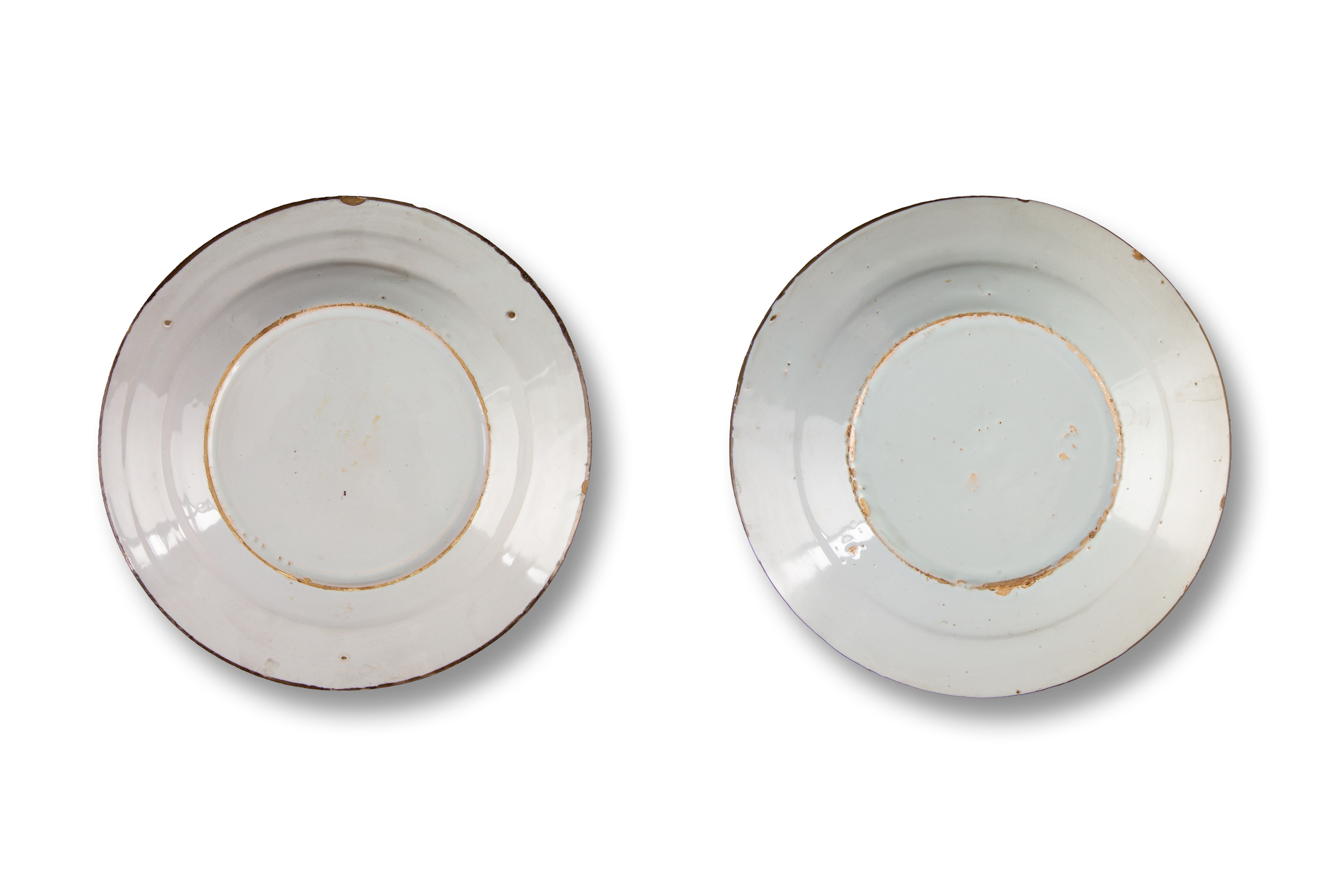 Coppia di piatti con decori floreali