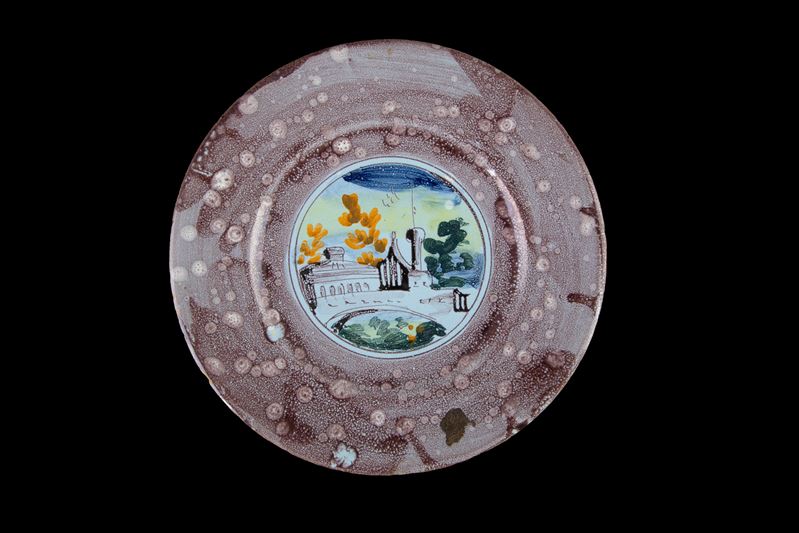 Piattino con paesaggio con architetture