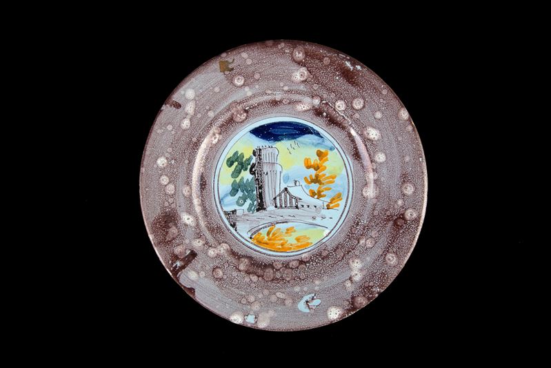 Piattino con paesaggio con architetture