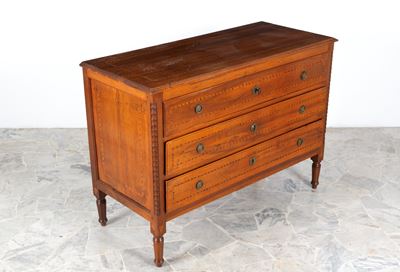 Cassettone in legno di noce intagliato, Veneto, fine XVIII secolo