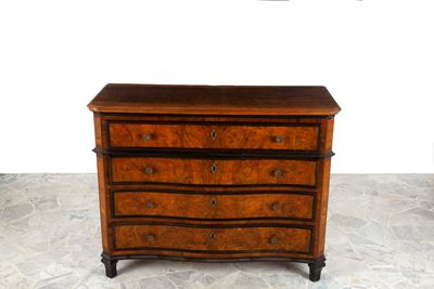 Cassettone mosso, legno di noce lastronato, XVII secolo