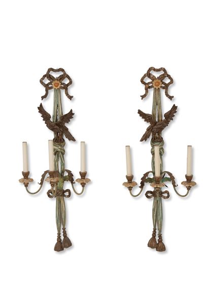 Coppia di applique, legno intagliato con aquile e bracci in ferro, XX secolo