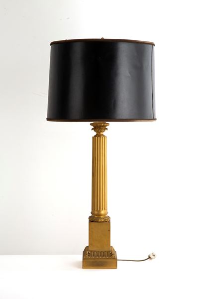 Lampada da tavolo, colonna scanalata cesellata in ottone dorato, inizi XX secolo