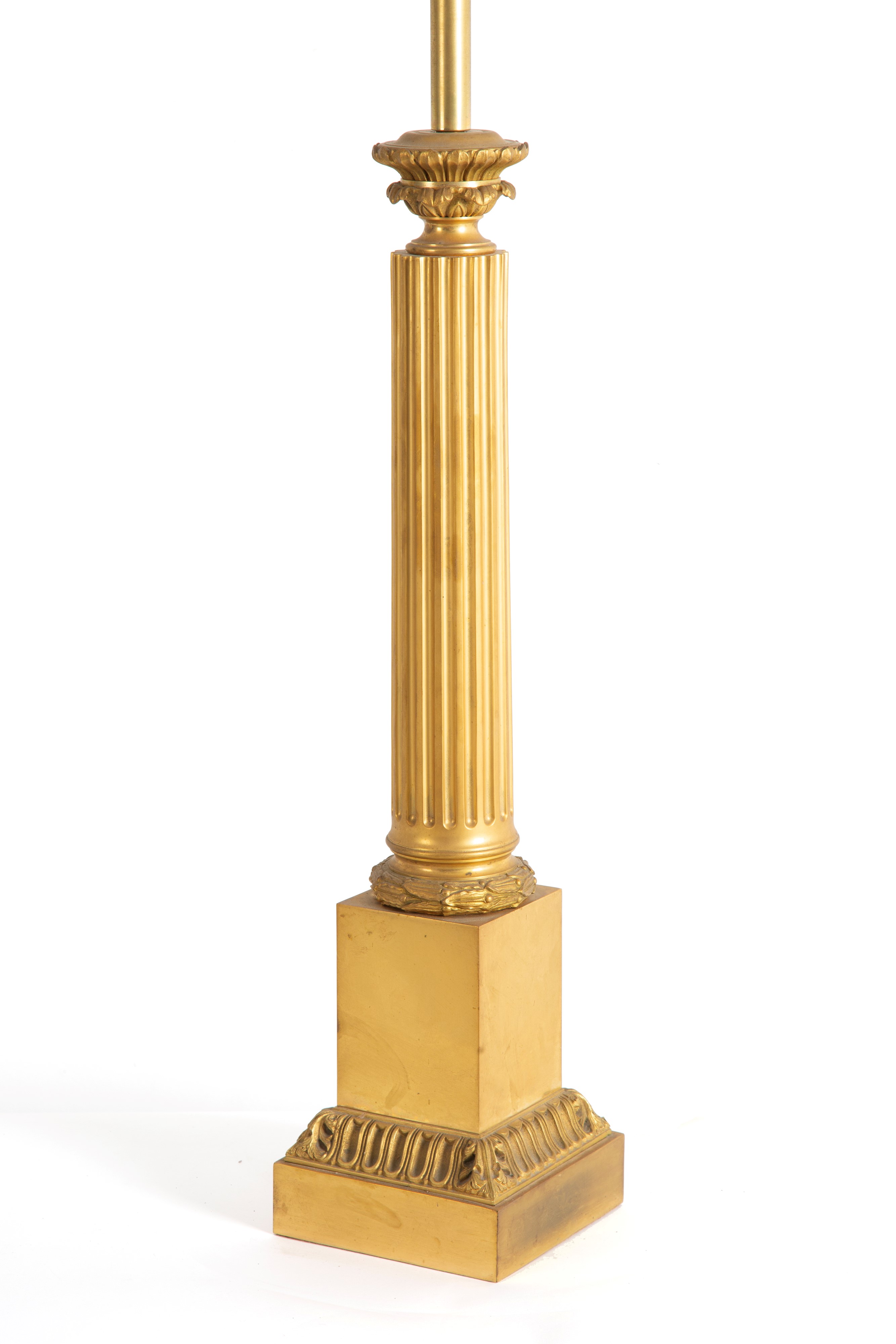 Lampada da tavolo, colonna scanalata cesellata in ottone dorato, inizi XX secolo