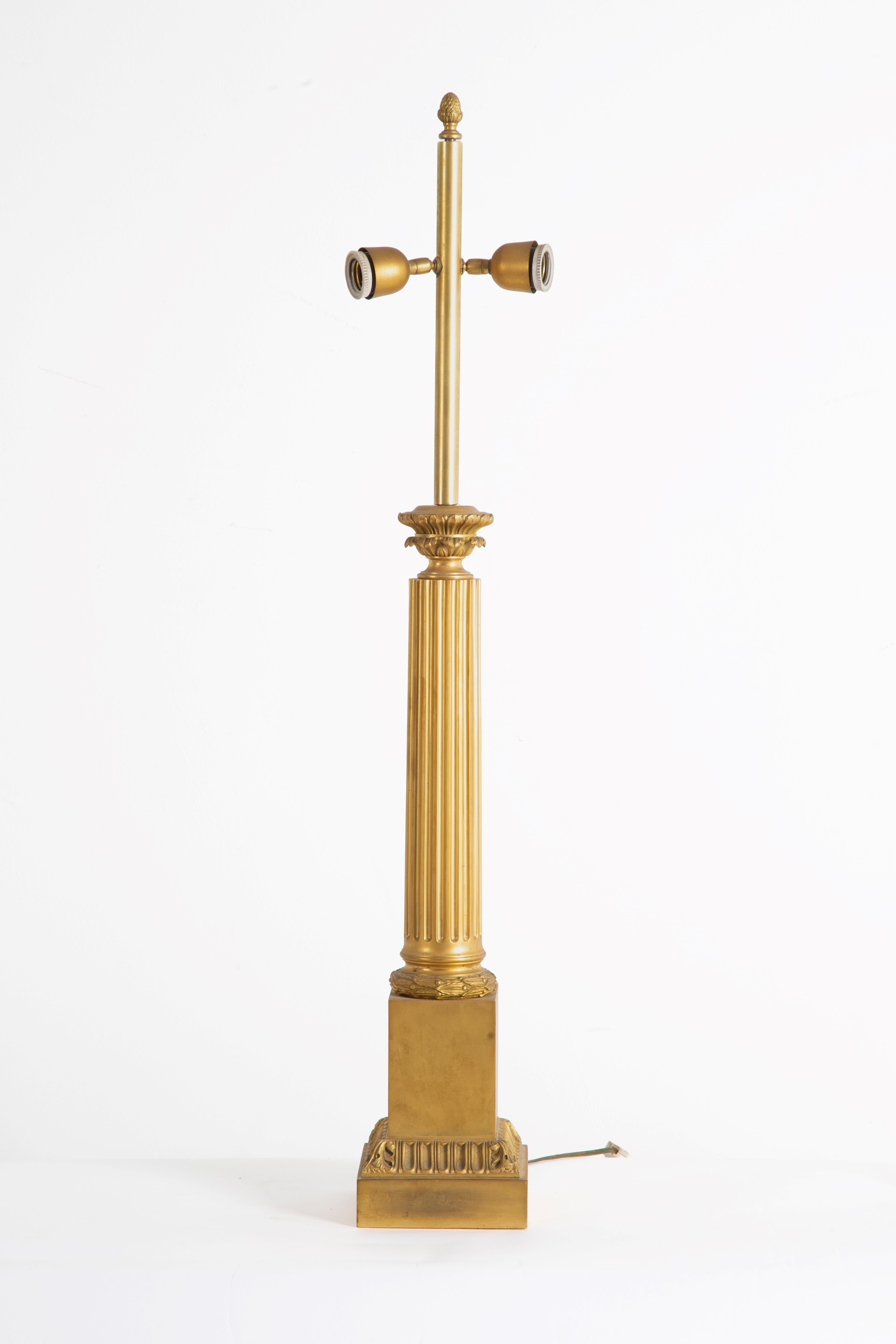 Lampada da tavolo, colonna scanalata cesellata in ottone dorato, inizi XX secolo