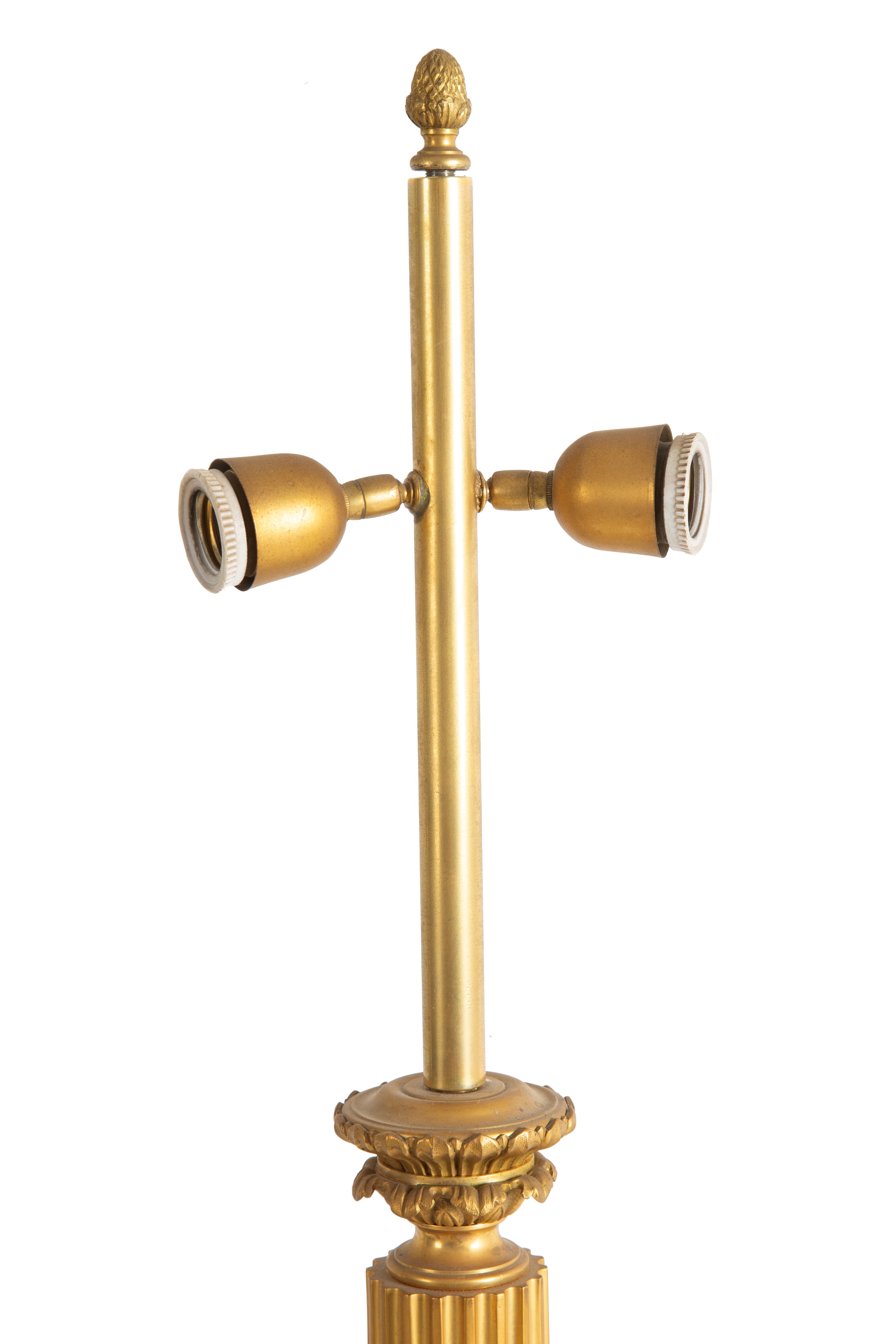Lampada da tavolo, colonna scanalata cesellata in ottone dorato, inizi XX secolo