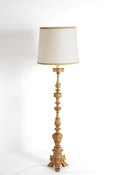 Fine XIX secolo, Candeliere trasformato a lampada in legno intagliato laccato e dorato