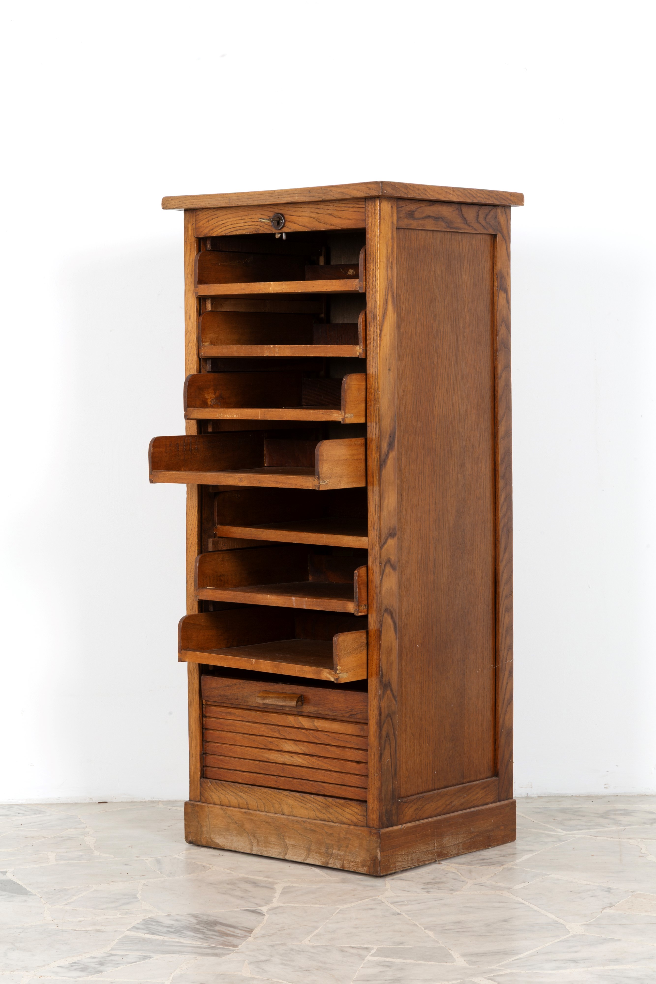 Mobiletto a saracinesca, legno di rovere, inizi XX secolo