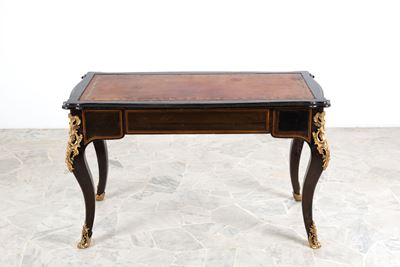 Scrivania intarsiata in legno di mogano, filettature e finiture in bronzo cesellato, piano in pel...