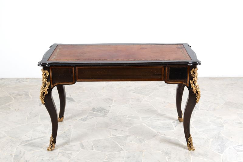 Scrivania intarsiata in legno di mogano, filettature e finiture in bronzo cesellato, piano in pel...