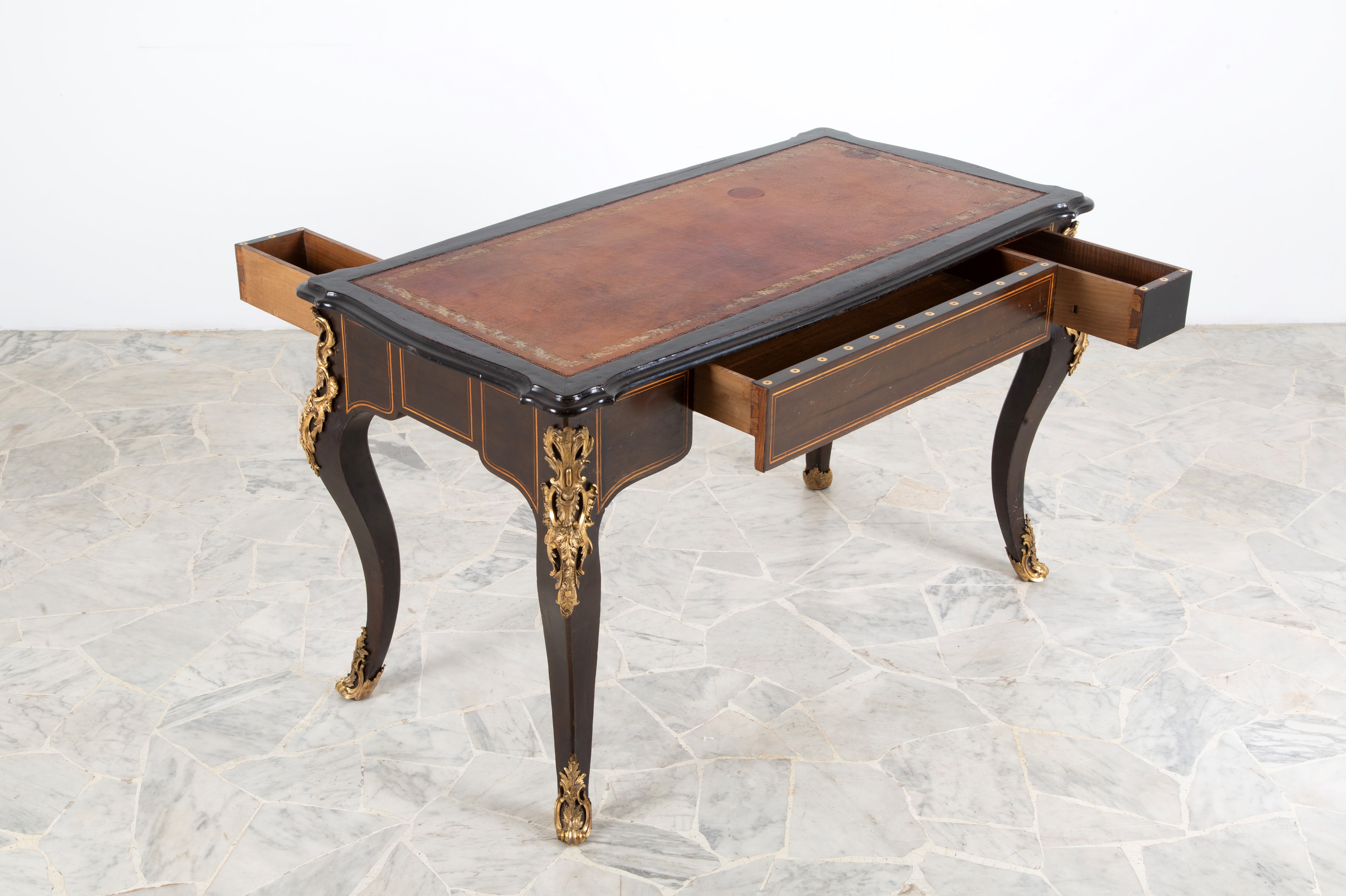 Scrivania intarsiata in legno di mogano, filettature e finiture in bronzo cesellato, piano in pel...