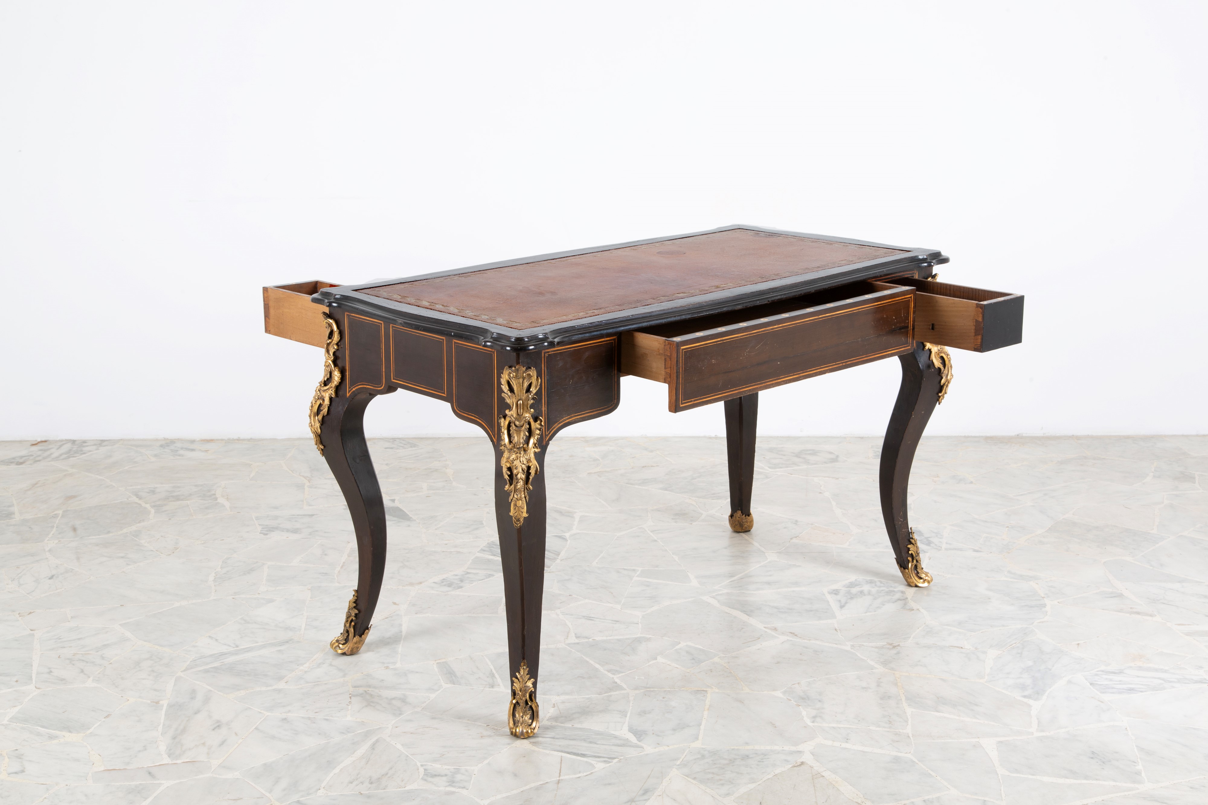Scrivania intarsiata in legno di mogano, filettature e finiture in bronzo cesellato, piano in pel...