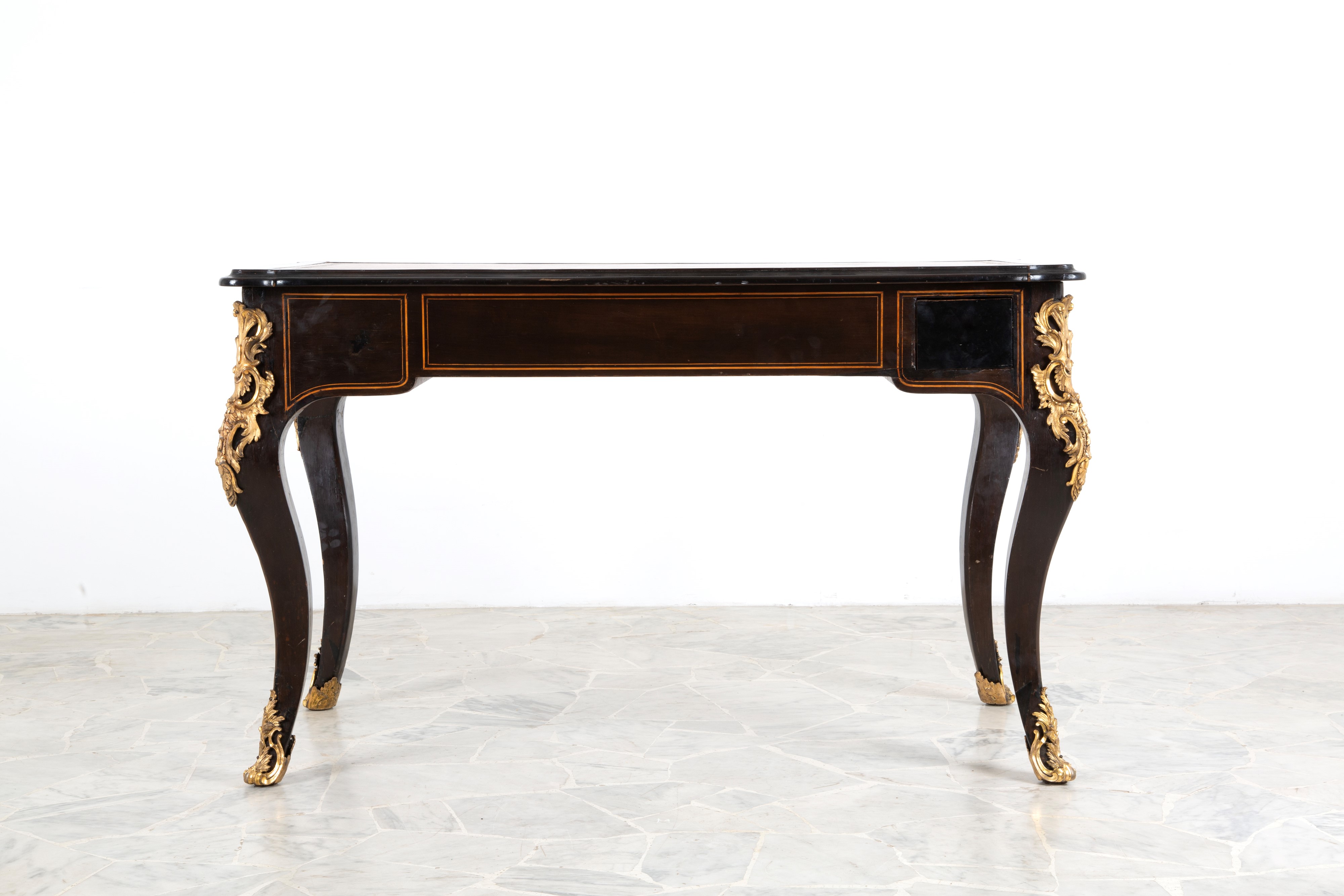 Scrivania intarsiata in legno di mogano, filettature e finiture in bronzo cesellato, piano in pel...