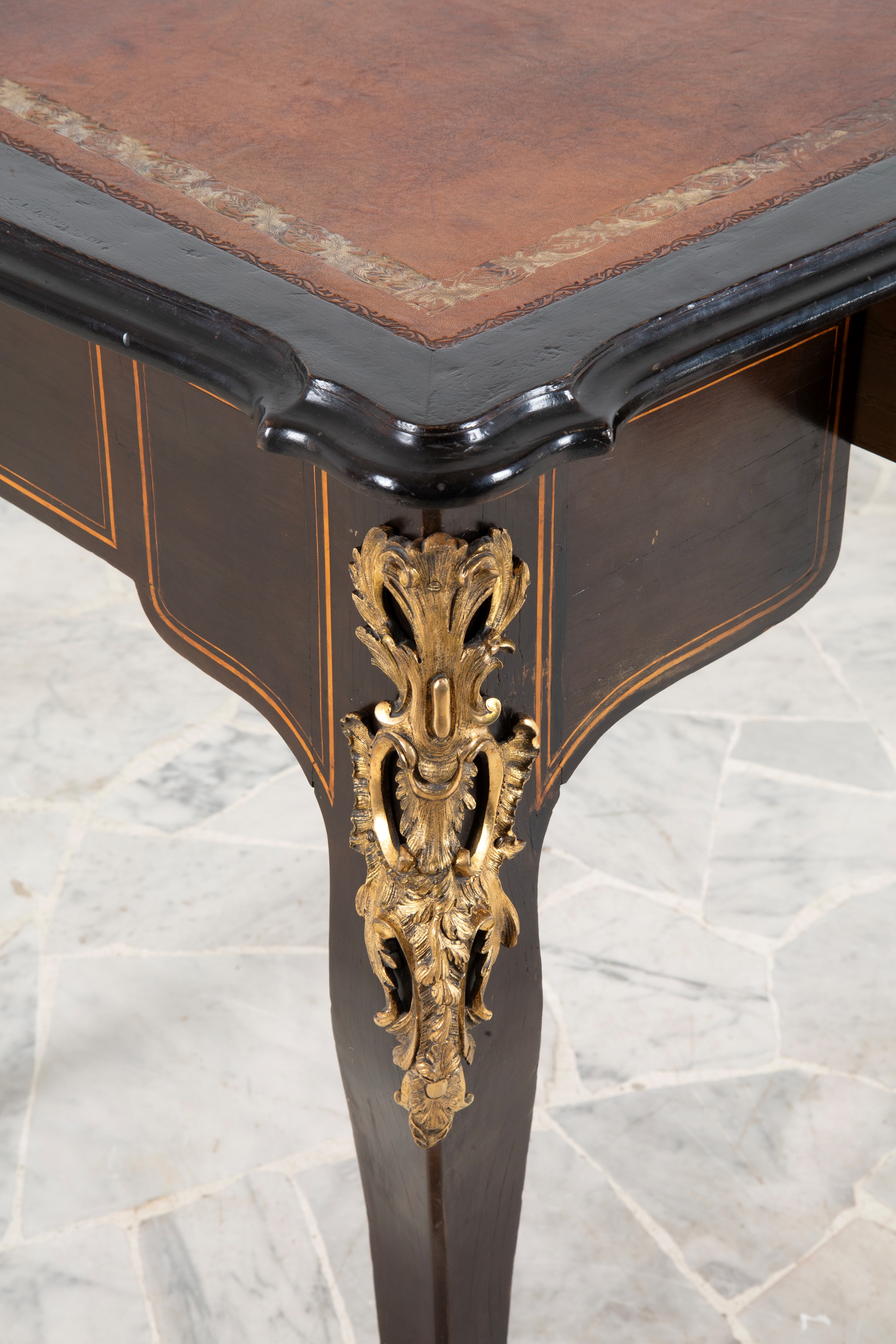 Scrivania intarsiata in legno di mogano, filettature e finiture in bronzo cesellato, piano in pel...