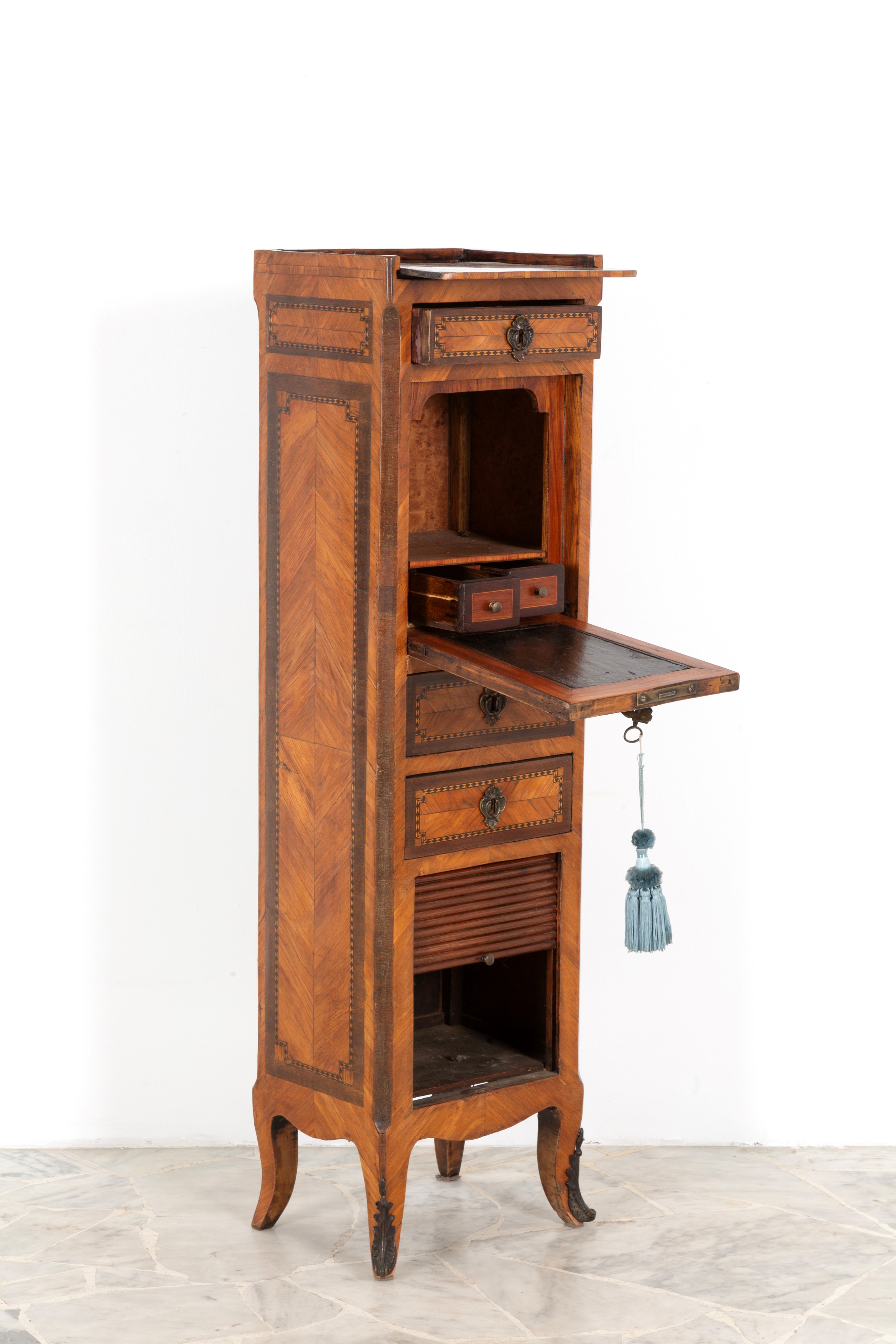 Piccolo secrétaire, lastronato in legni vari con riserve in bois de rose, XIX secolo