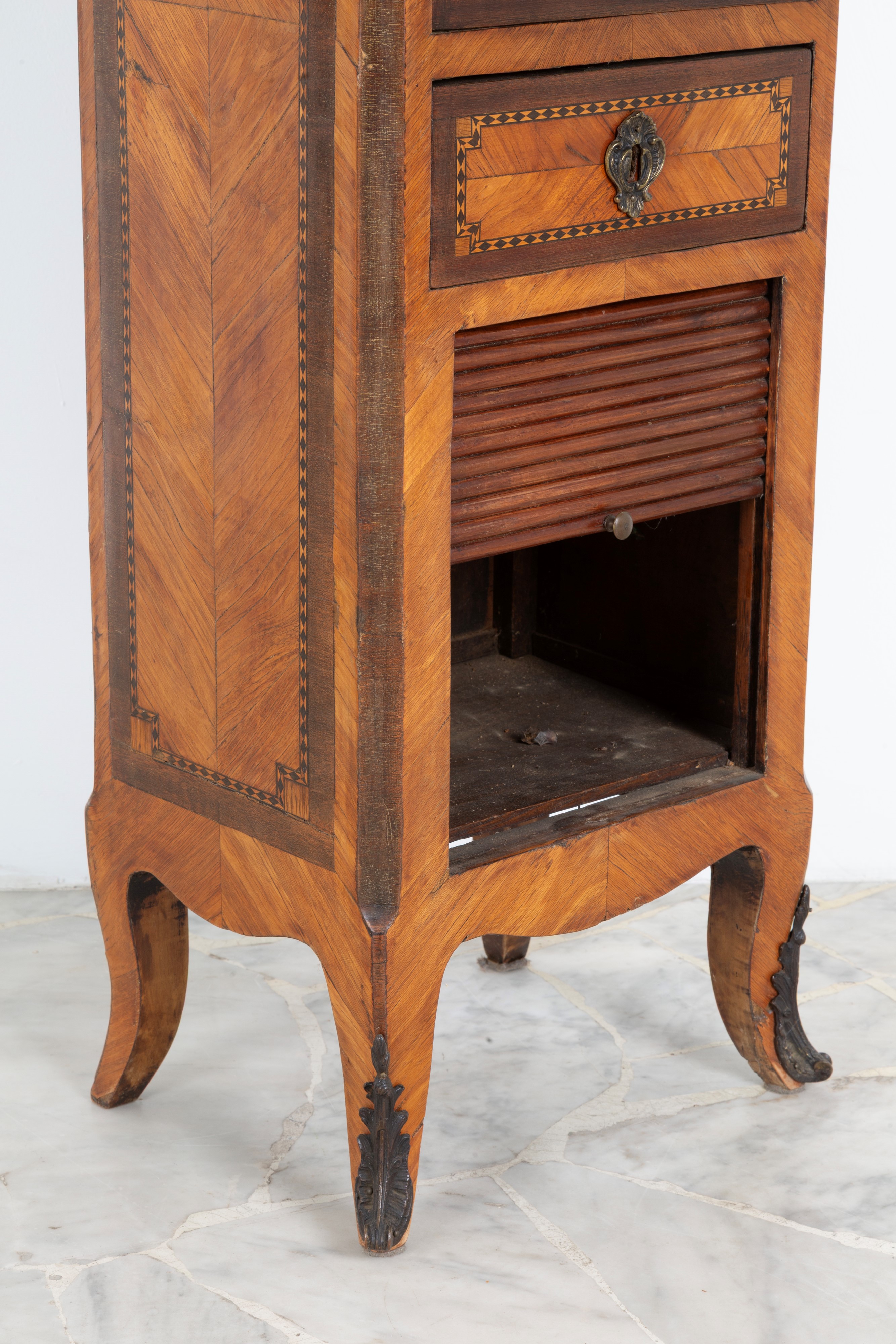 Piccolo secrétaire, lastronato in legni vari con riserve in bois de rose, XIX secolo