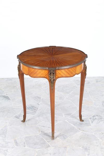Tavolo da parata, lastronatura in satinwood con finiture in bronzo cesellato (XIX secolo)